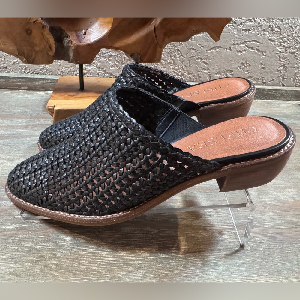 NWOT Chelsea & Violet Auggie Woven Mules
